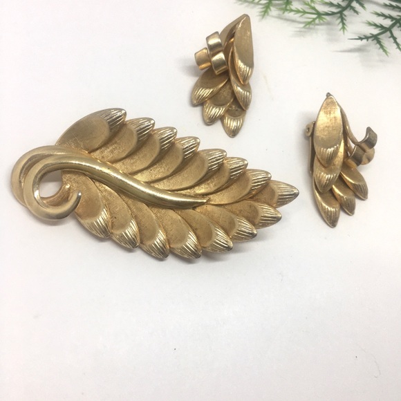 Vtg Textured gold-t brooch , clip earrings sets. - Picture 3 of 5